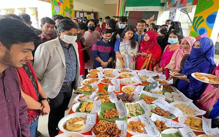 পিঠা উৎসবে মেতে উঠেছে কুবির বাংলা বিভাগ