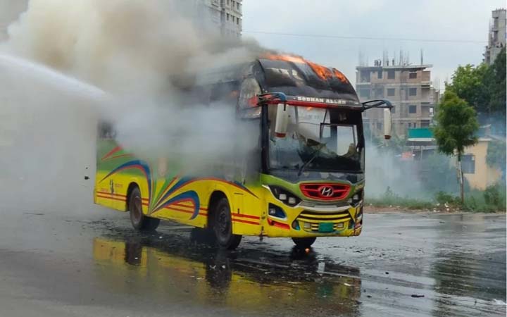 যাত্রাবাড়ীতে পুলিশ-বিএনপি সংঘর্ষের সময় ২ বাসে আগুন