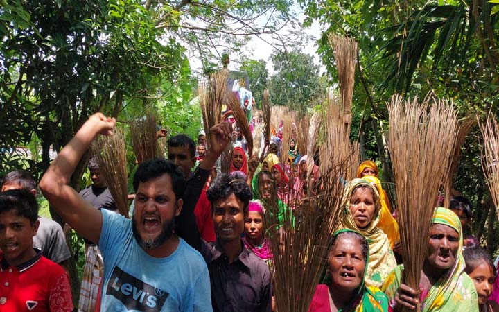 পাবনায় দুই ভাইকে হত্যায় জড়িতদের ফাঁসির দাবিতে ঝাড়ু মিছিল