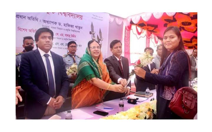নবীন শিক্ষার্থীদের বরণ করে নিলো পাবিপ্রবি