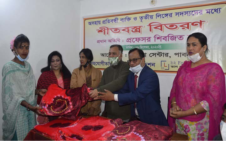 পাবনায় প্রতিবন্ধী, তৃতীয় লিঙ্গ, হরিজন ও অসহায় মানুষের মধ্যে কম্বল বিতরণ