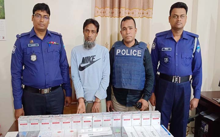 ৬০৮ কার্টন বিদেশি সিগারেটসহ চোরাকারবারি আটক