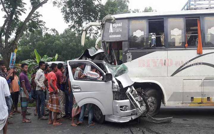 শ্রীনগরে বাস ও মাইক্রোবাসের সংঘর্ষে দু’জন নিহত