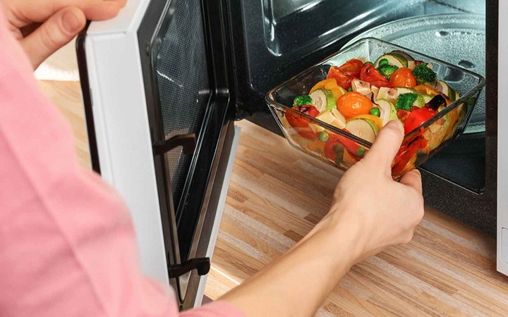 মাইক্রোওয়েভ ওভেনে ভুলেও এসব জিনিস দেবেন না!