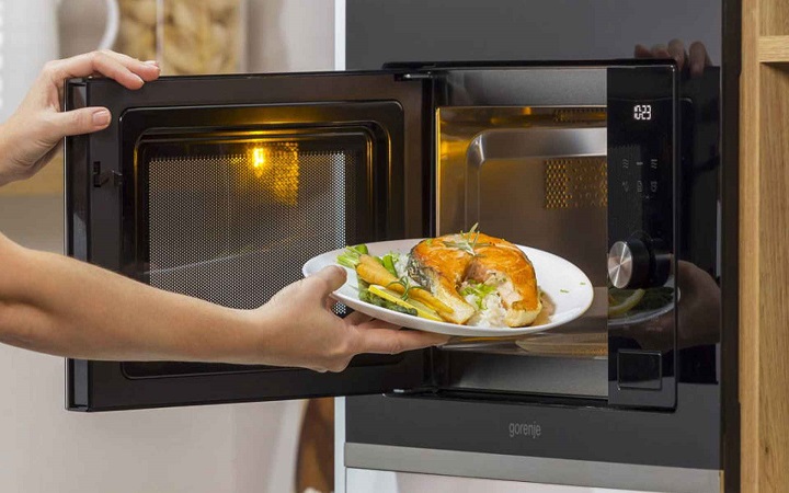 ভুলেও মাইক্রোওয়েভ ওভেনে এসব জিনিস দেবেন না!