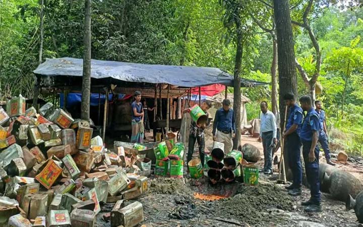 রাজবাড়ীতে ভেজাল গুড় কারখানার সন্ধান, লাখ টাকা জরিমানা