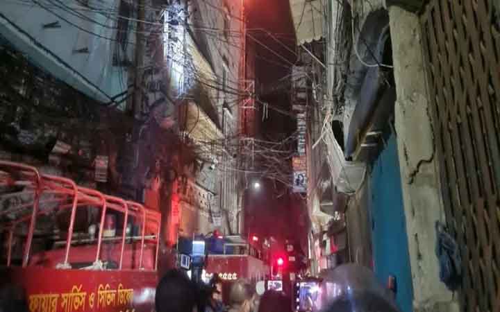 চকবাজারে আগুন নেভাতে গিয়ে অসুস্থ ২ ফায়ার ফাইটার, হাসপাতালে ভর্তি ‎