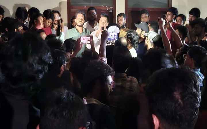 চুয়েটে উপাচার্যের পদত্যাগের দাবিতে অনড় শিক্ষার্থীরা, বিদ্যুৎ সচলে আলোচনায় ব্যর্থ এসিল্যান্ড