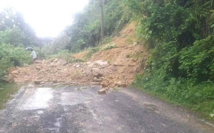 টানা বৃষ্টিতে কাপ্তাইয়ে পাহাড়ধস, সড়কে যান চলাচল বন্ধ