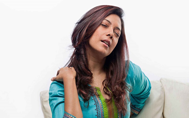 কাঁধ-পিঠে ব্যথা কেন হয়, কমানোর উপায় কী?