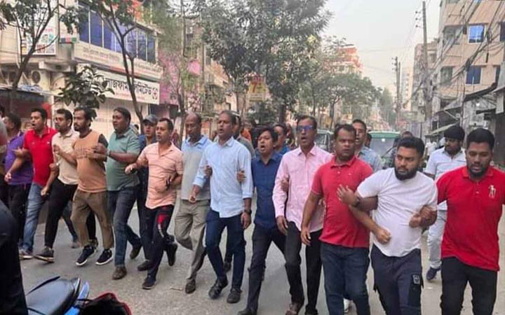 সাতসকালে অবরোধের সমর্থনে স্বেচ্ছাসেবক দলের ঝটিকা মিছিল