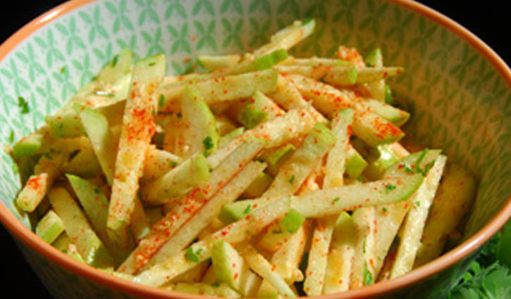 ওজন কমাতে ডায়েটে রাখুন পেয়ারার সালাদ