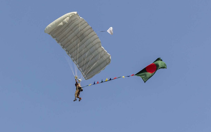 মহান বিজয় দিবস পতাকা হাতে ৫৪ বাংলাদেশি প্যারাট্রুপারের বিশ্বরেকর্ড
