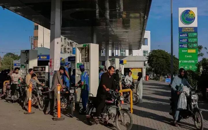 পাকিস্তানে আরও বাড়ল জ্বালানি তেলের দাম