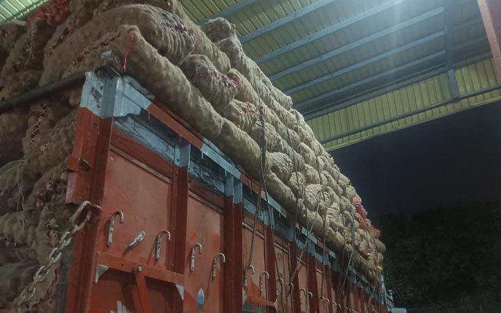 ভারত থেকে এলো ৬০ মেট্রিক টন পেঁয়াজ