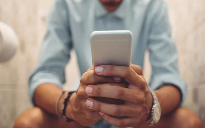 টয়লেটে বসে ফোনে স্ক্রল করেন? জেনে নিন শরীরের কী ক্ষতি করছেন