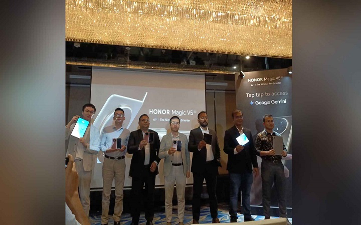 দেশের বাজারে বিশ্বের সবচেয়ে পাতলা ফোল্ডেবল ফোন 'ম্যাজিক ভি৫' আনল অনার