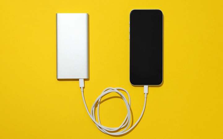পাওয়ার ব্যাংক দিয়ে ফোন চার্জ দেওয়া কি ঠিক?