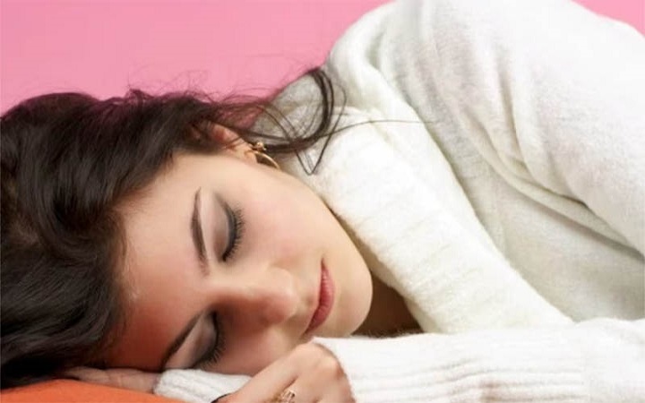 শীতে সোয়েটার পরে ঘুমানো কি ঠিক?