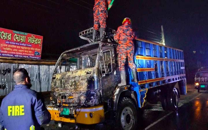 পিরোজপুরে দাঁড়িয়ে থাকা ট্রাকে আগুন