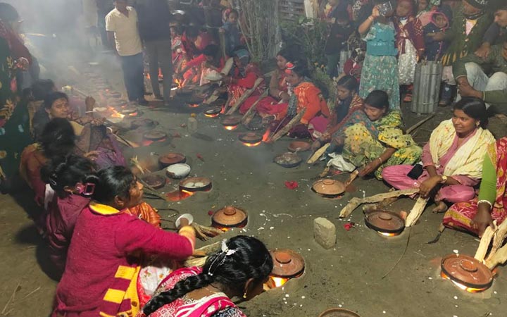‎পিরোজপুরে শীতের কুয়াশায় ১০৮ চুলায় চিতই পিঠার মহোৎসব