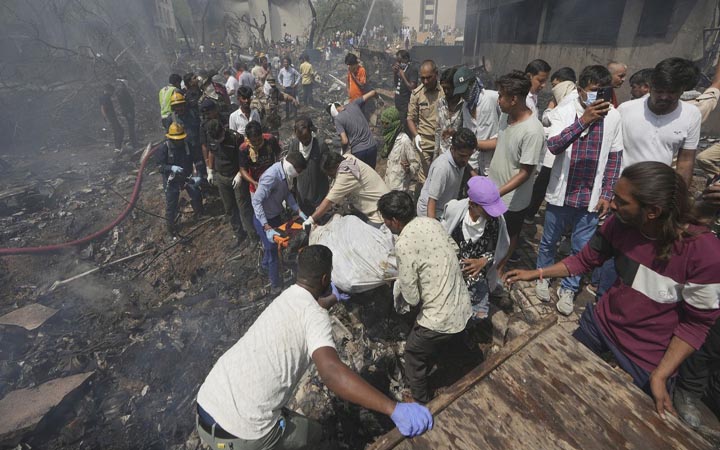 গুজরাটে বিমান বিধ্বস্ত, নিহত বেড়ে প্রায় ৩০০