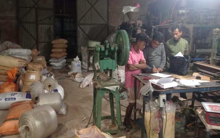 নোয়াখালীতে ১৪৭৩ কেজি নিষিদ্ধ পলিথিন জব্দ