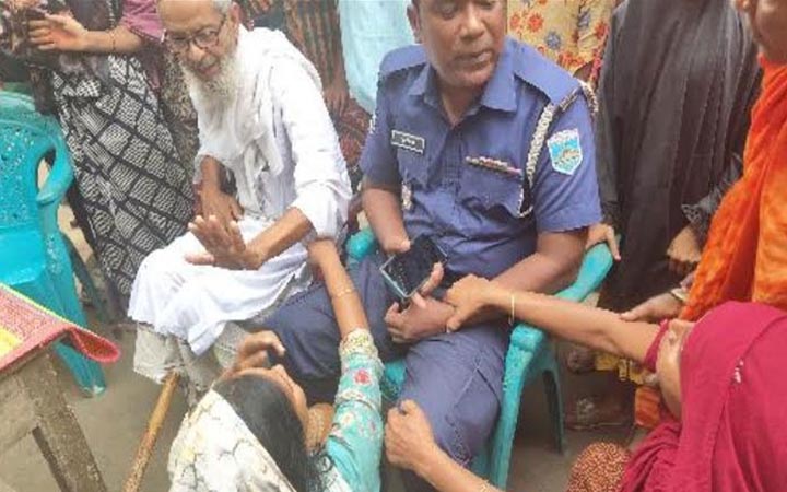 নাতিকে বস্তাবন্দি ও দাদাকে হত্যা করে ৪ গরু ডাকাতি