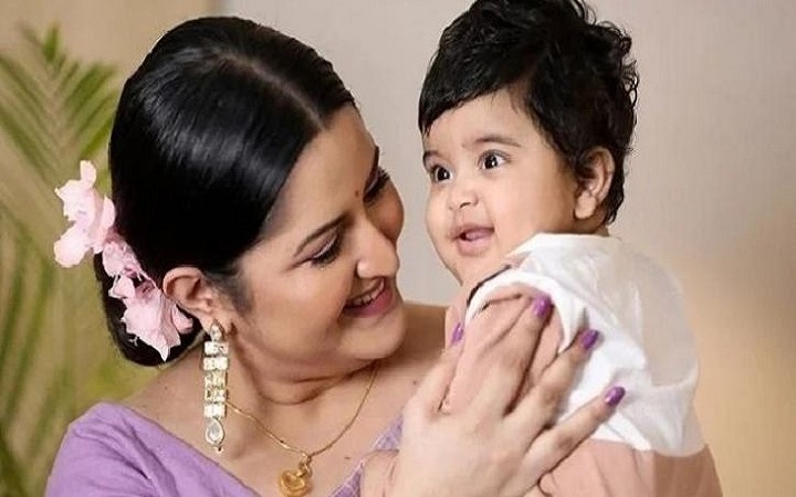 ছেলেকে নিয়ে কলকাতায় গেলেন পরীমনি