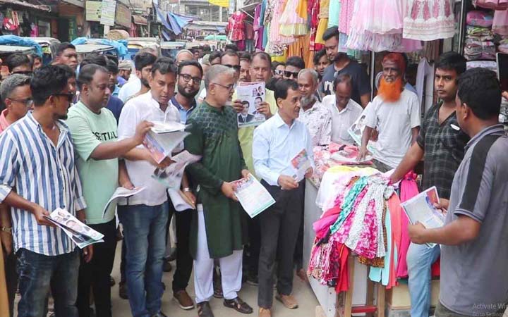 নওগাঁয় বিএনপি নেতার ৩১ দফার লিফলেট বিতরণ