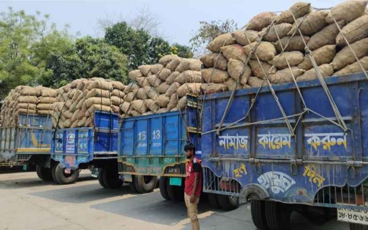 বাংলাবান্ধা দিয়ে নেপালে গেল ১৭০১ টন আলু