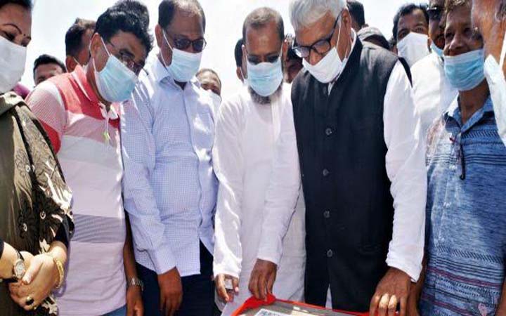 সাঁথিয়ায় দু’টি সড়ক নির্মাণ কাজের উদ্বোধন