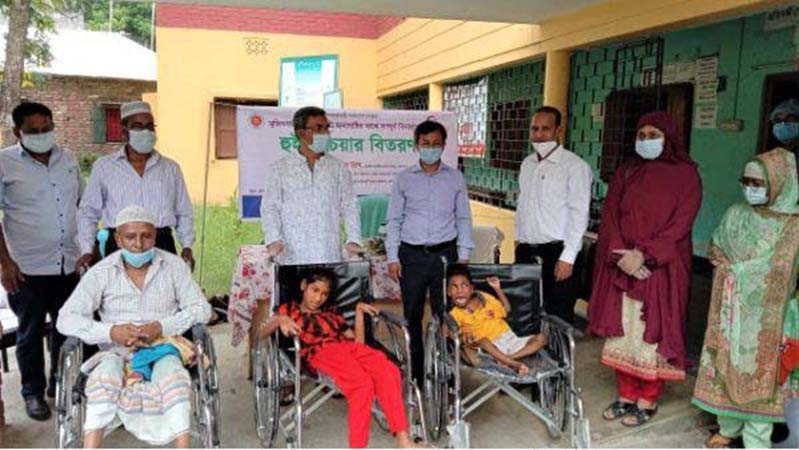 মুজিববর্ষ উপলক্ষে পাবনায় প্রতিবন্ধীদের মাঝে হুইল চেয়ার বিতরণ
