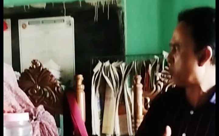 বিদ্যালয়ের সভায় ‘কথা কস ক্যারে’ বলে শিক্ষিকাকে থাপ্পড় শিক্ষকের