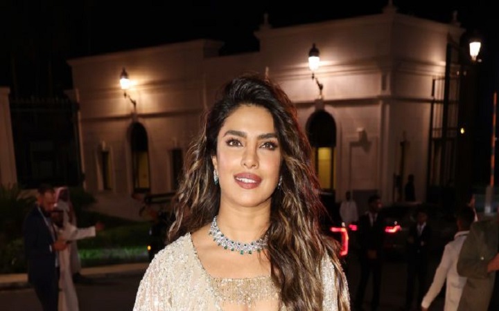 বলিউড তারকা প্রিয়াঙ্কা এখন জলদস্যু