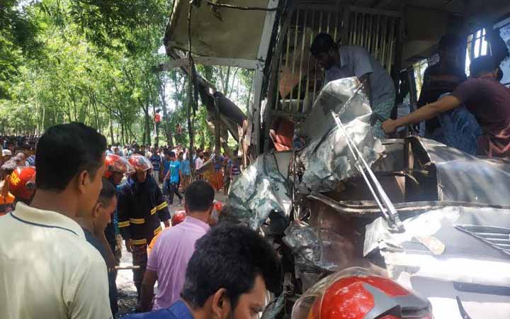 ঠাকুরগাঁওয়ে দুই বাসের মুখোমুখি সংঘর্ষে ৮ জন  নিহত
