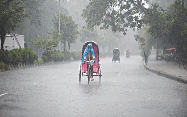 রাজধানীতে ভ্যাপসা গরমের পর স্বস্তির বৃষ্টি
