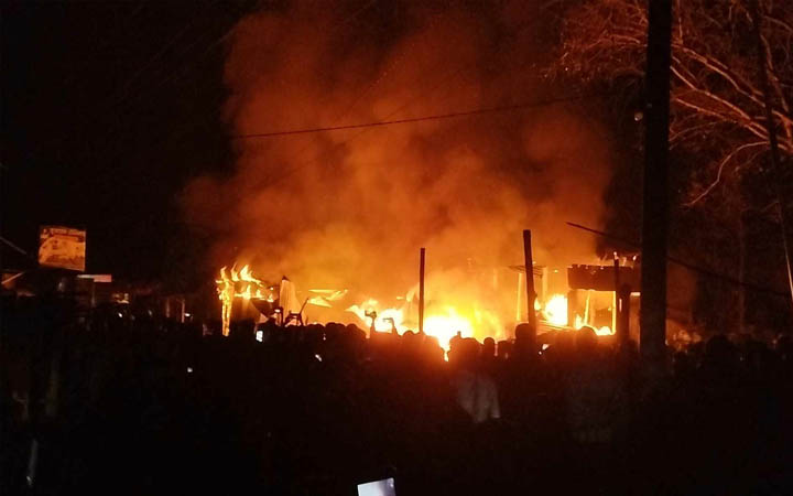 রাজবাড়ীতে আগুনে পুড়ে ছাই ১২ দোকান