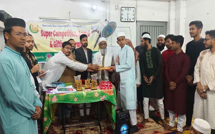 মাদরাসা ছাত্রদের ব্রাইট লাইফ ভলান্টিয়ার্সের কুরআন উপহার