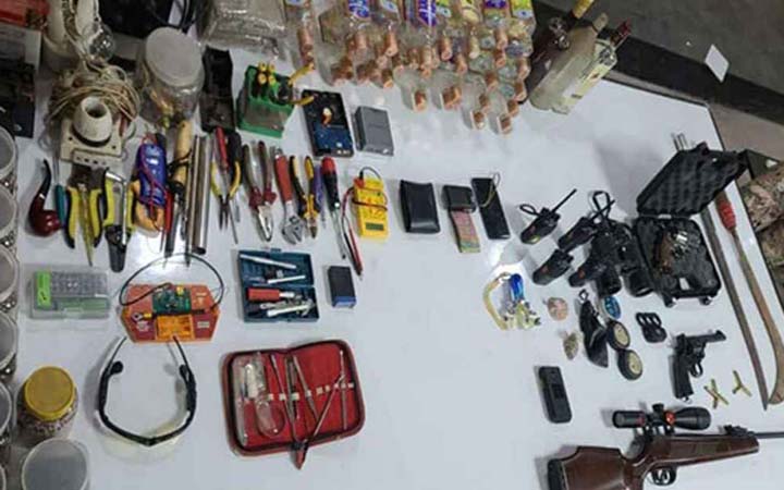 কোচিং সেন্টারে অস্ত্র ও বিস্ফোরক তৈরির সরঞ্জাম, পরিচালক আটক