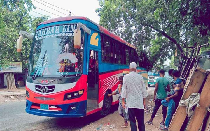 চালককে মারধরের জেরে বাস বন্ধ, ভোগান্তিতে যাত্রীরা