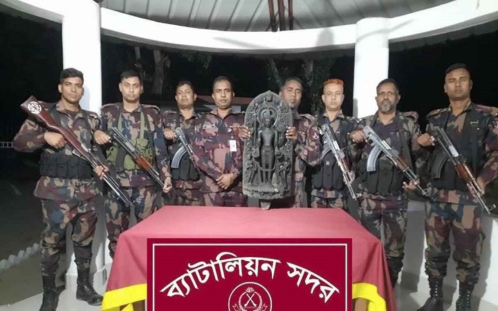 ভারতে পাচারের সময় সীমান্তে কষ্টি পাথরের মূর্তি উদ্ধার