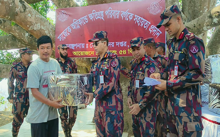 সাজেকে অগ্নিকাণ্ডে ক্ষতিগ্রস্ত পরিবারের পাশে বিজিবি