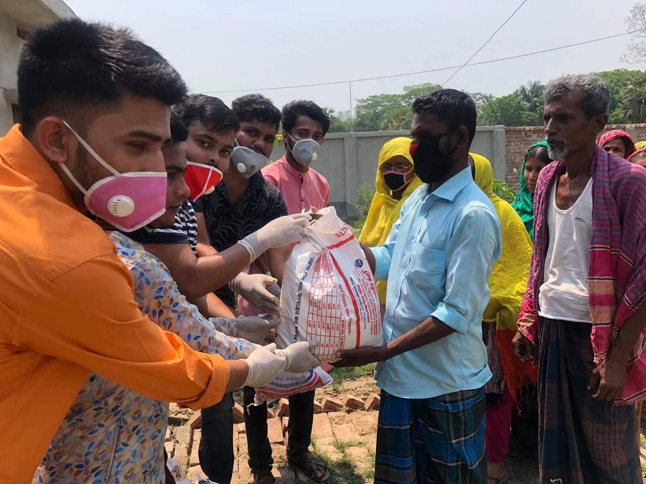 "করোনা মোকাবিলায় অসহায় মানুষদের পাশে   বশেমুরবিপ্রবি ছাত্রলীগ ; অর্থায়নে ব্যারিস্টার শেখ ফজলে নাইম"