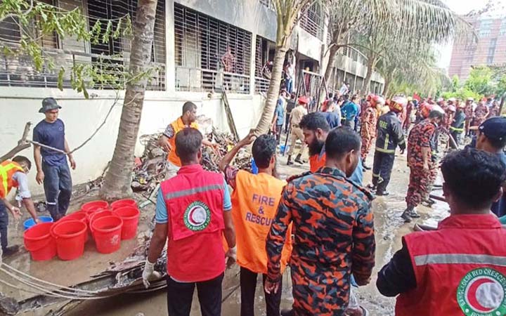 বিমান বিধ্বস্তের ঘটনায় জরুরি সহায়তা দিচ্ছে রেড ক্রিসেন্ট