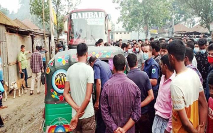 সিরাজগঞ্জে যাত্রী বোঝায় শতাধিক বাস আটকে দিল পুলিশ