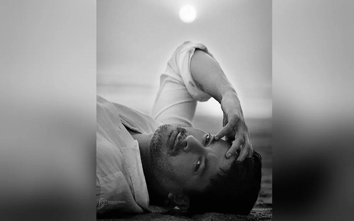 বিচ্ছেদের দীর্ঘ আড়ষ্টতা কাটিয়ে সামনে এলেন যিশু