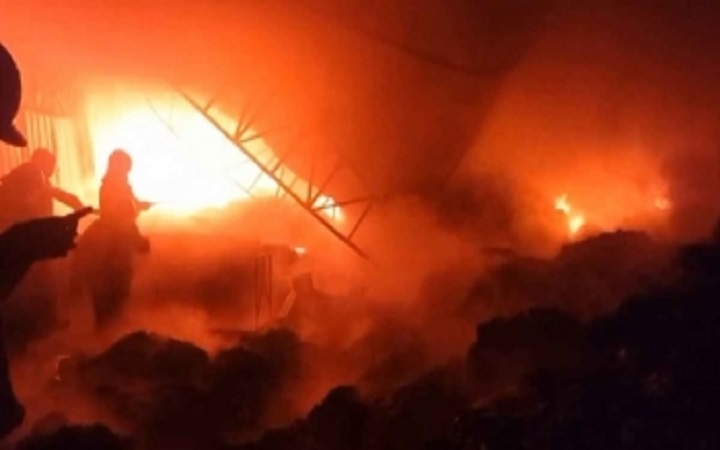 গাজীপুরের কোনাবাড়িতে ঝুটের গুদামে আগুন