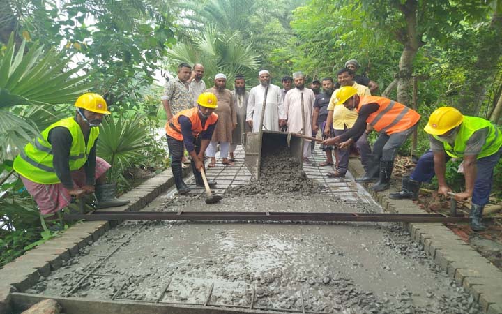 সাতক্ষীরা রইচপুরে আরসিসি রাস্তা নির্মাণকাজের উদ্বোধন