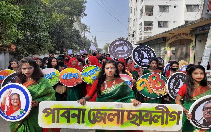 ৭৪ পাউন্ডের কেক কেটে পাবনায় জন্মদিন পালন করলো ছাত্রলীগ